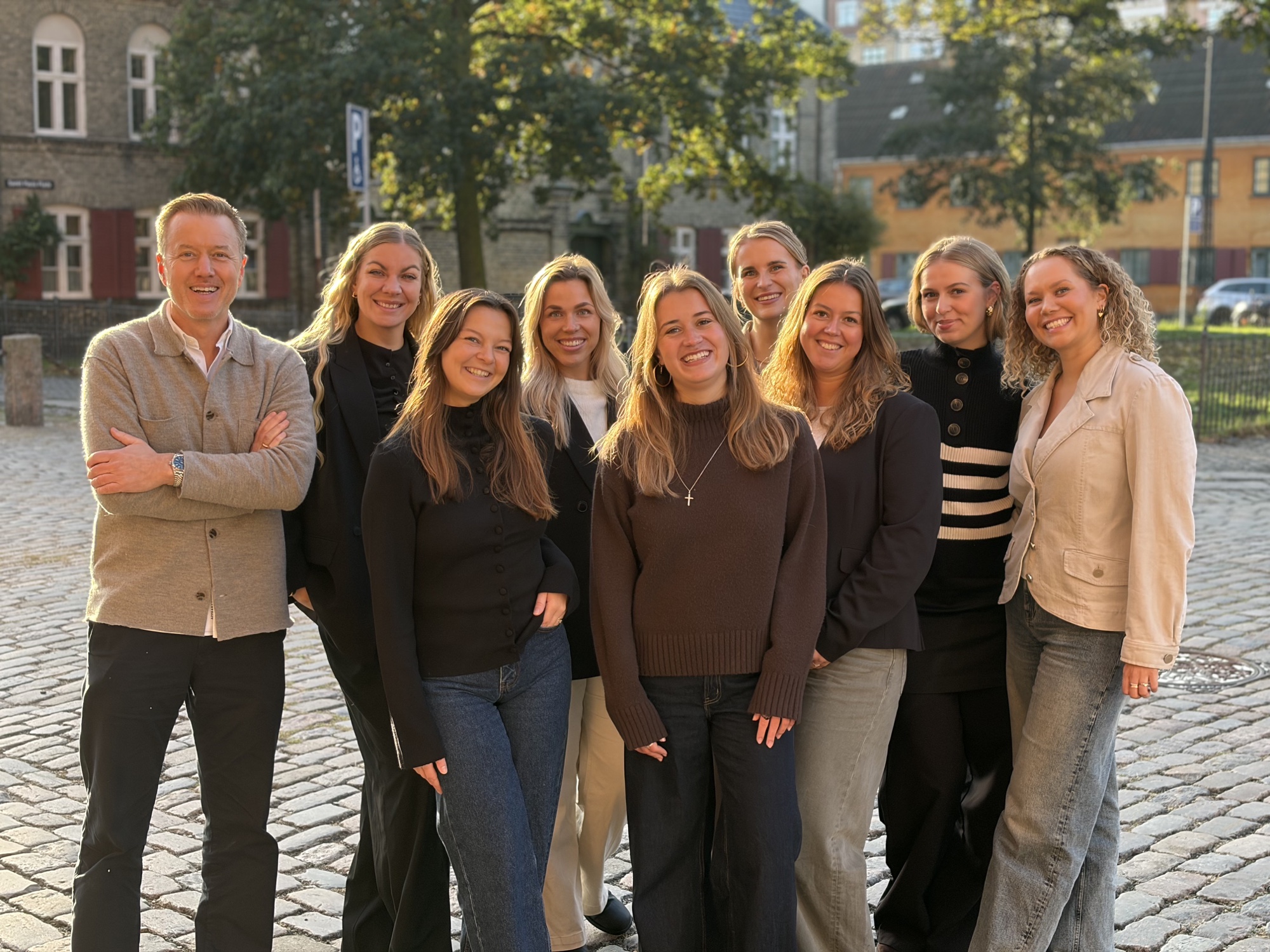 Holdet fra Black Bird & Co. samlet på en solrig plads i København